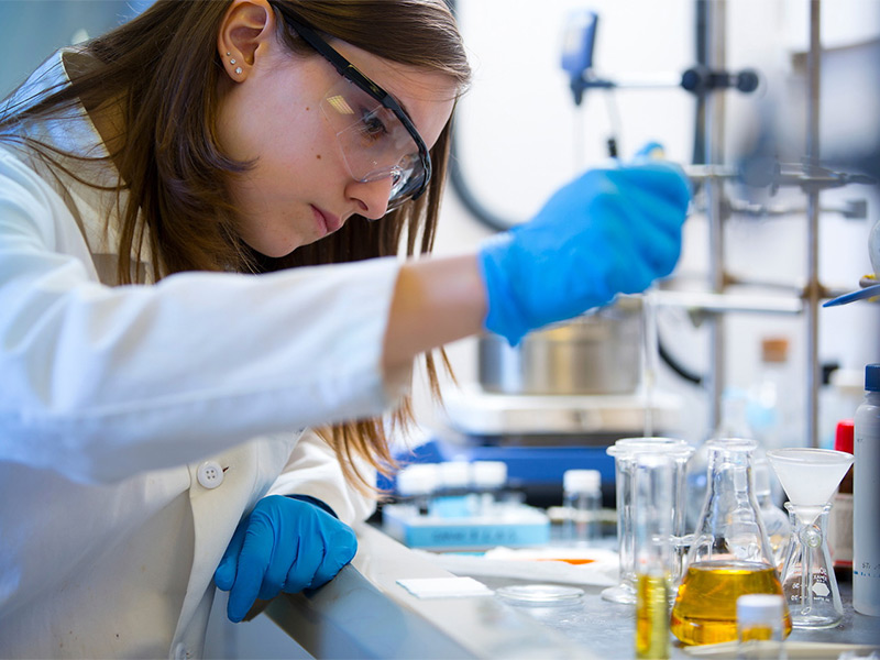 image of student working in the chemistry lab